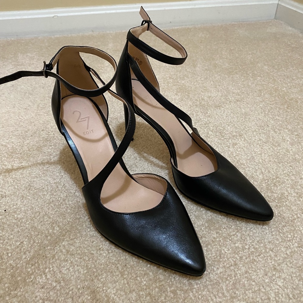 Black leather strappy pump